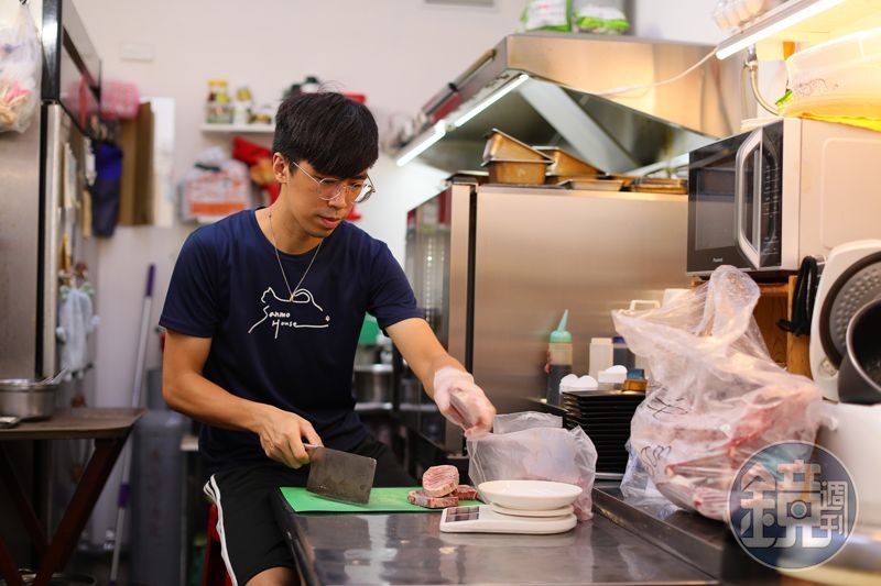 三毛食記許老闆在韓國旅行時，吃到一碗非傳統做法的美味冷麵，開啟他改良韓國冷麵的靈感。