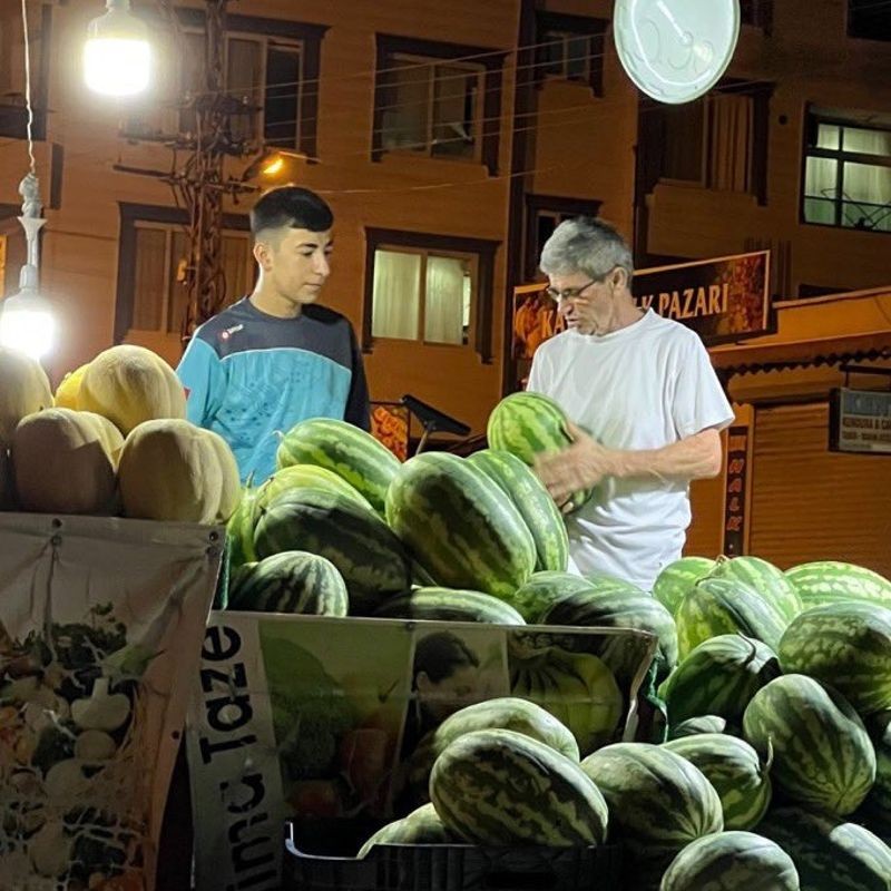 有網友釋出迪凱齊到夜市挑西瓜。（翻自迪凱齊IG）