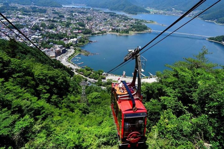 ▲搭乘河口湖富士山瞭望纜車，欣賞令人難忘的美景。　圖：東南旅遊／提供