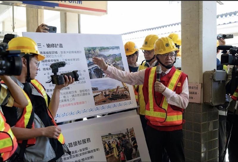 閣揆卓榮泰等人昨赴台南視察恢復情況。（翻攝自台鐵臉書）