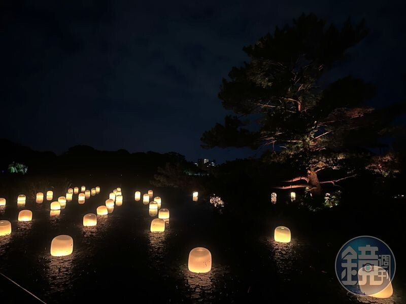 「火 / Floating Resonating Lamps on Oike Lake」水面上的燈各自自主地漂浮著。