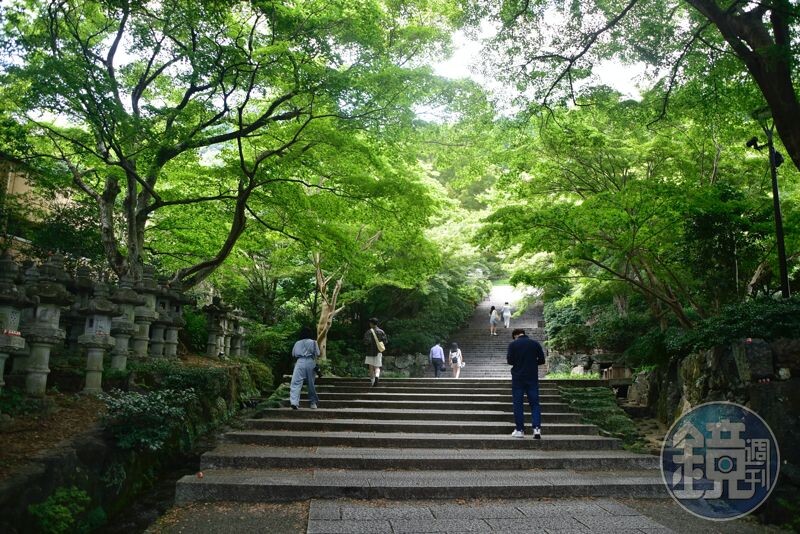 勝尾寺位於近郊園區面積廣達8萬坪，山巒環繞清幽避世。