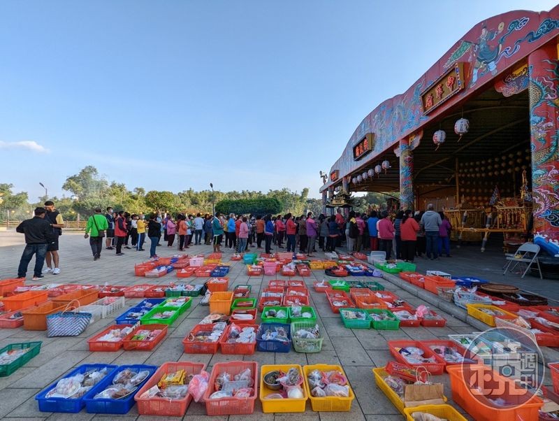 祭典開始前一天島民已經全員動員，忙進忙出為三年一次的重要祭典做準備。