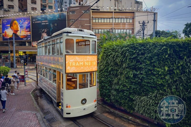 車體外部裝設燈箱的TRAM No.18，夜間行駛在香港街頭相當引人注目。