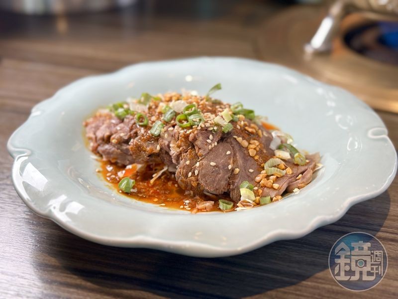 「青花椒麻口水牛」板腱牛肉片滷得不夠入味，但特製川味辣醬有救援成功。（298元／份）