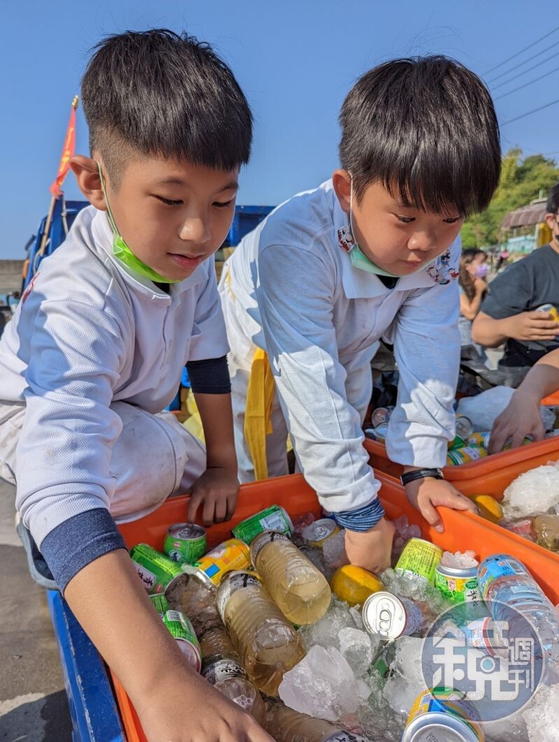 當地的孩子同樣全程參與祭典。