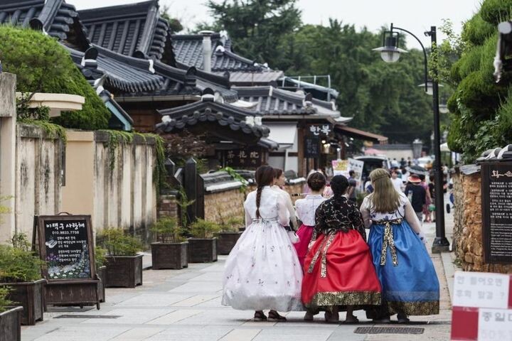 ▲在全州韓屋穿上韓服，體驗穿越時空回到朝鮮時代的情境。　圖：東南旅遊／提供