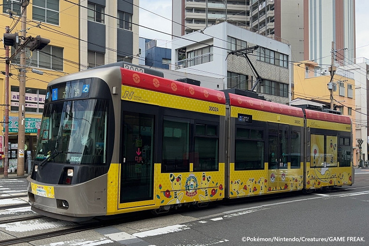 長崎市內的電龍彩繪路面電車。