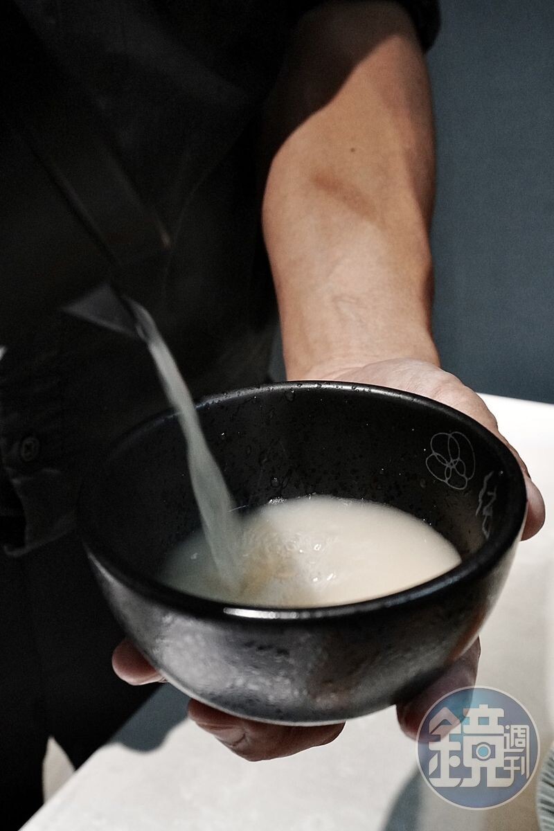 隨桌附上的「純水濃醇雞湯」湯頭醇郁，還可以無限續碗。