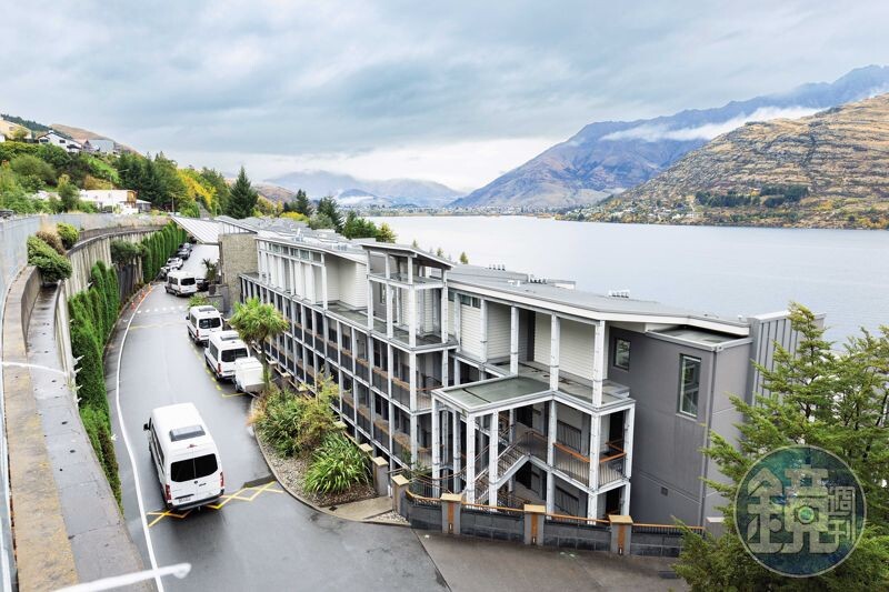 「The Rees Hotel Queenstown」位於皇后鎮瓦卡蒂普湖邊。