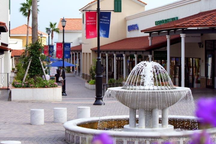 鳥栖 PREMIUM OUTLETS® 空間舒適寬敞，異國風情造景並設有噴水池。　圖：向日遊顧問有限公司／提供