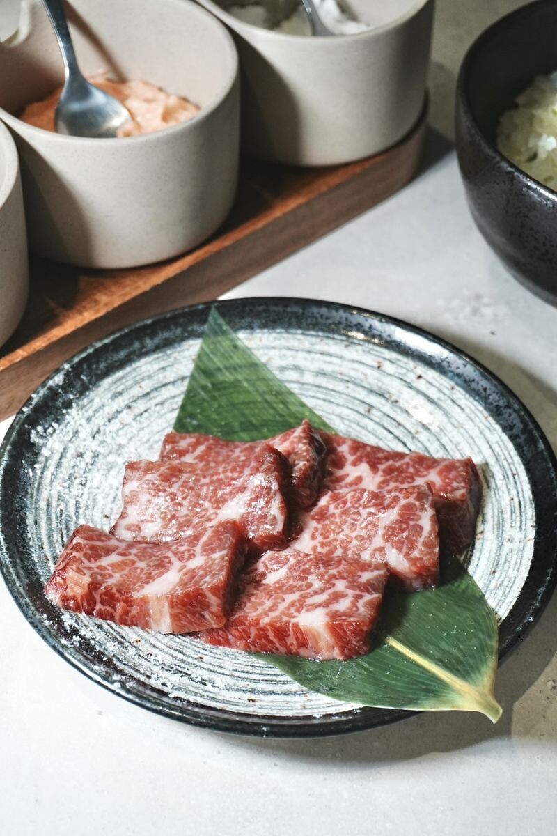 肉質結構呈現半透明網狀的「日本A5和牛橫膈膜」，肉質軟嫩彈牙。