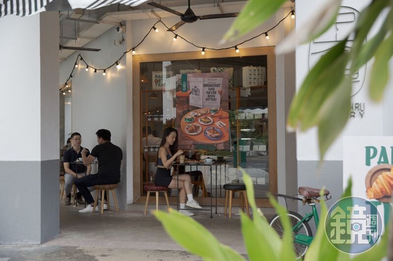 Tiong Bahru Bakery被公認是新加坡最好吃的法式麵包店，在這裡喝杯咖啡或品嘗輕食與甜點，氣氛都非常放鬆。