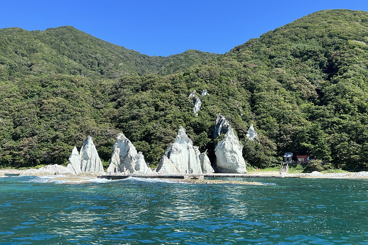 佛浦海岸的岩石佛名各異，例如五百羅漢等，對照欣賞更為有趣。　圖：向日遊／提供