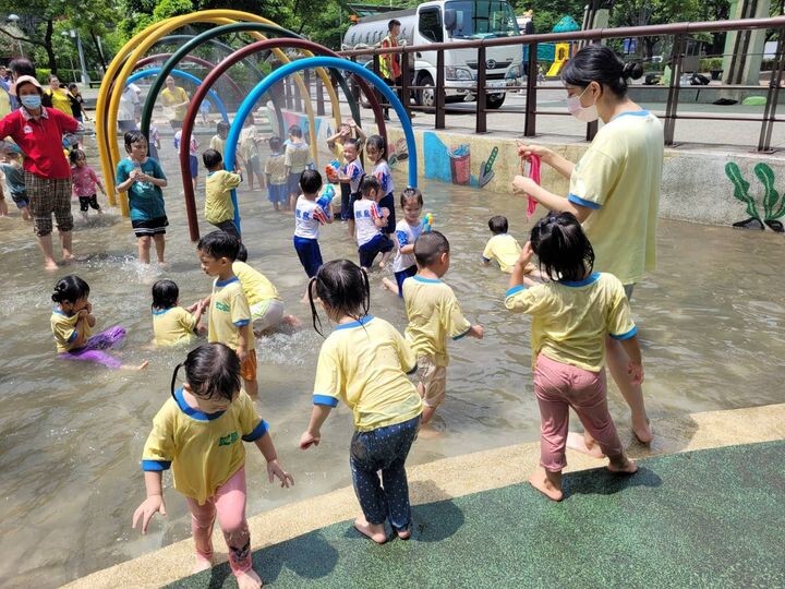 ▲新莊塭仔底濕地公園戲水池的彩虹噴水隧道帶給小朋友們戲水的樂趣。　圖：新北市政府水利局／提供