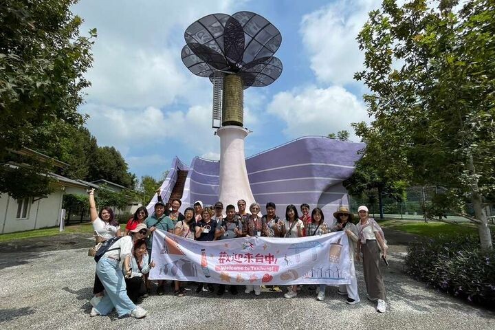 ▲旅行社業者配合花毯節踩點周邊景點，規劃賞花遊程。　圖：台中市政府觀光旅遊局／提供