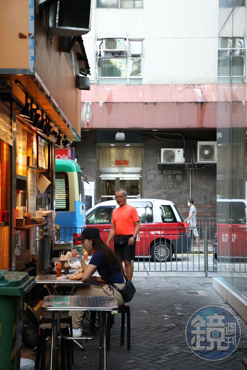 攤位旁巷子裡擺了幾張桌椅，方便客人坐下用餐。