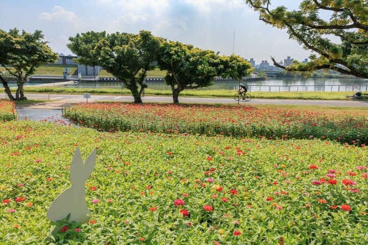 ▲還有可愛的小動物看板現身花海，和遊客們一起賞花拍照。　圖：台北市政府工務局水利工程處／提供