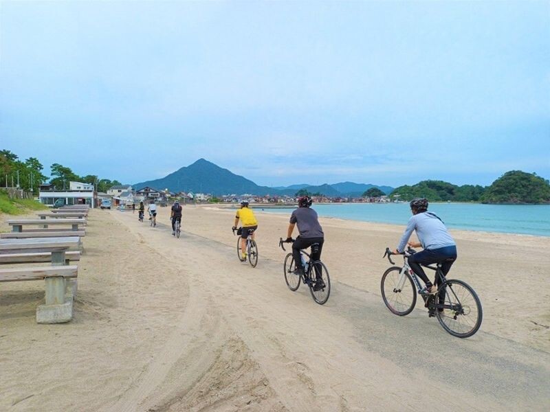 「若狹灣自行車道」行經的景色豐富，走一趟就能飽覽沿海自然風景、歷史街區和品嘗濱海美食。（福井縣政府提供）