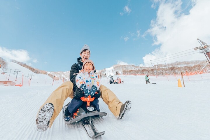 ▲雪場提供服裝、雪盆租借，空手來就能享受玩雪樂趣。　圖：向日遊／提供