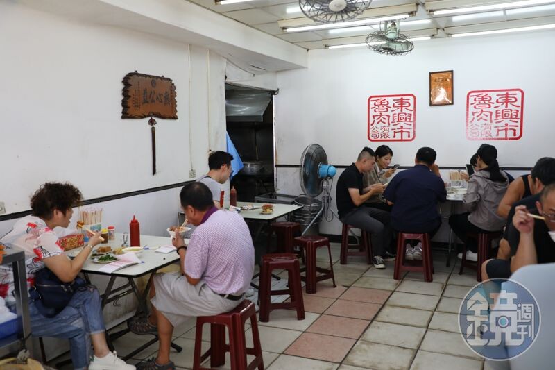 正午用餐時間，座無虛席，生意相當好。