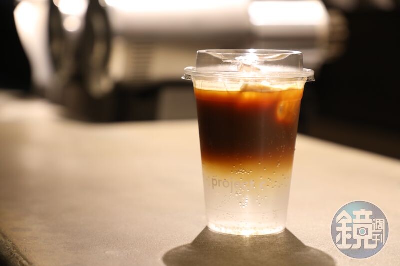 適合天氣熱時飲用的「Espresso Tonic」使用來自巴西的蜜處理Brazil Carmo De Minas，氣泡感滿滿清爽提神。（港幣50元／杯）