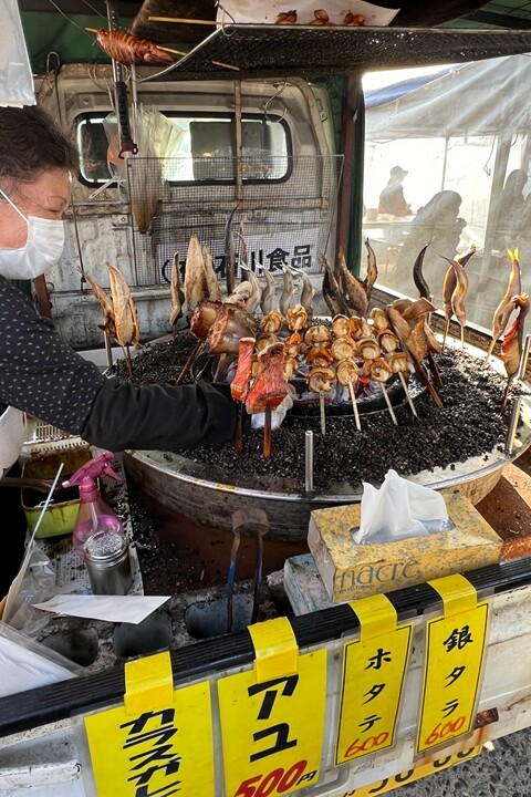 ▲館鼻岸壁朝市內除了生鮮外，也可吃到現烤的干貝及鮮魚等海鮮。　圖：向日遊／提供