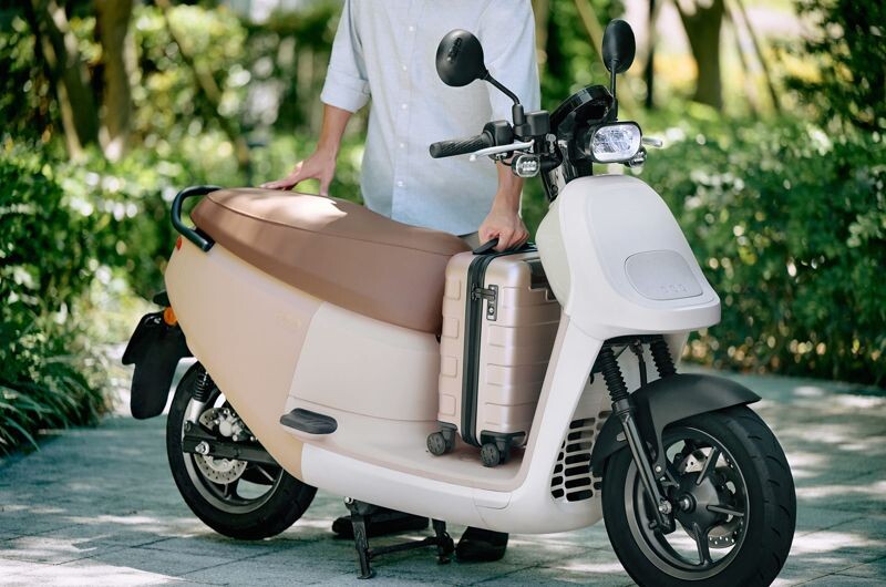 Gogoro VIVA XL ME 擁有 26.5 公升超大車廂與 26 公分腳踏空間，提升乘坐舒適度和收納靈活性。