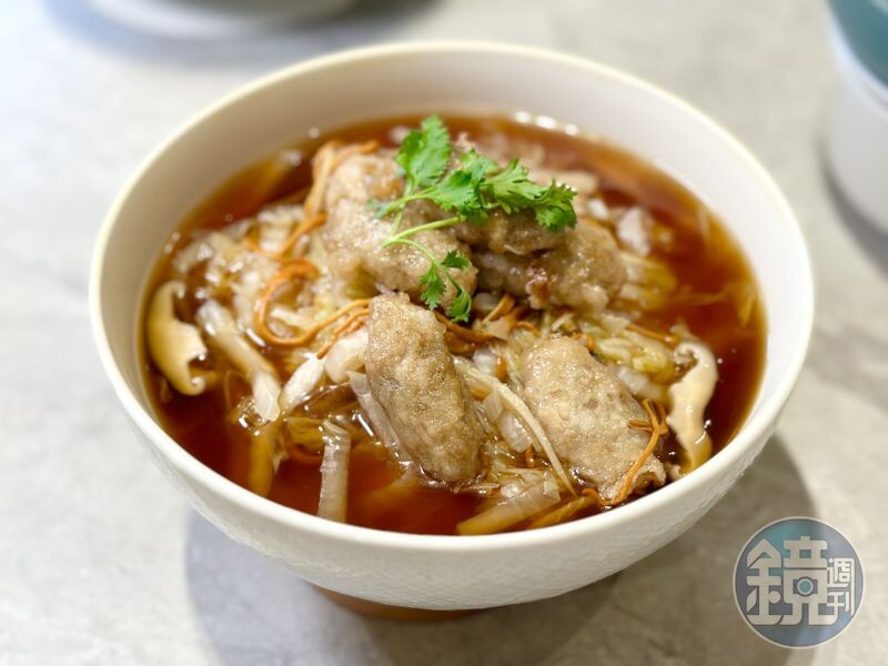 「土托魚羹湯」喝起來有南部風格的糖醋味。（320元／份）