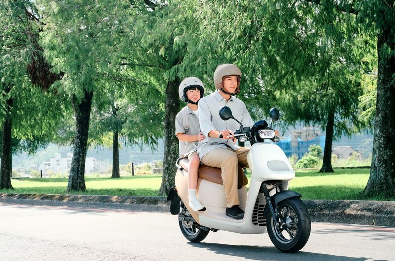 Gogoro VIVA XL ME 原色棕 / 原色灰車款即日開售，不含補助建議零售價為 $82,980 元，多種實用、安心配備滿足家庭用車情境。