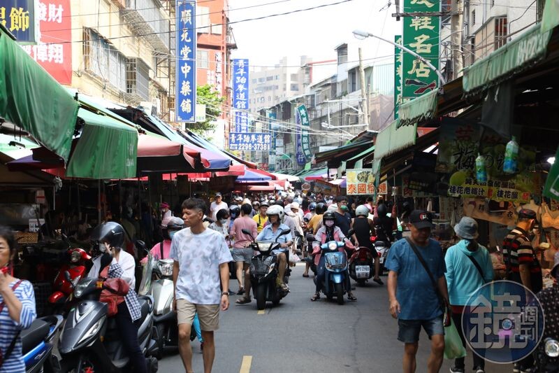 台中水湳市場有齊全的生鮮食材、雜貨用品、服飾和小吃，是在地婆婆媽媽採買的好去處。