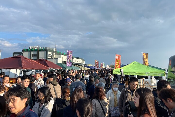 ▲館鼻岸壁朝市在每週日舉行，吸引了駱繹不絕的人潮前往參觀。　圖：向日遊／提供