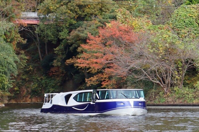 湖邊提供體驗電動遊覽船的服務，載乘旅客在湖中悠遊。（福井縣政府提供）