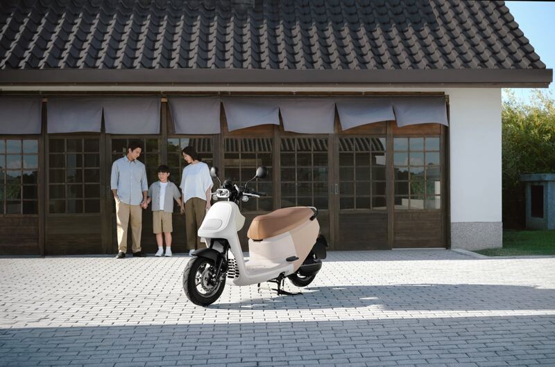 Gogoro VIVA XL ME 原色棕 / 原色灰車款即日開售，不含補助建議零售價為 $82,980 元，多種實用、安心配備滿足家庭用車情境。