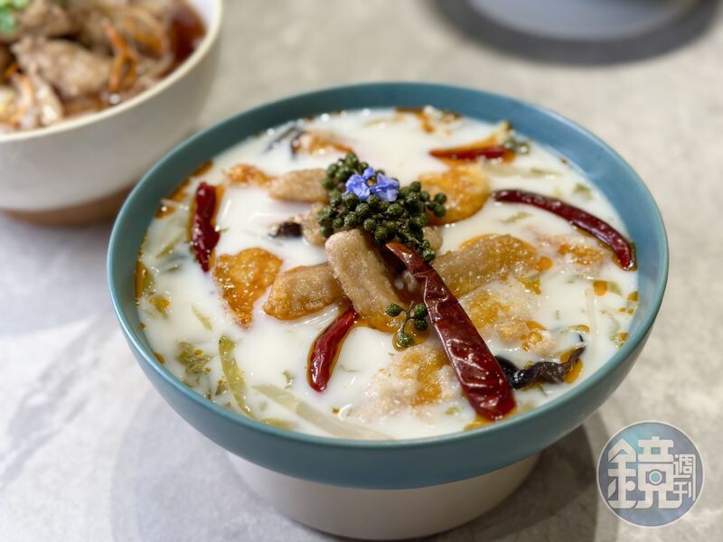 「秘譚花鮮酸菜魚」湯頭有奶香和椒麻辣味，酸度降低，用未來肉做成的炸魚塊，和真魚肉有幾分相似。（420元／份）