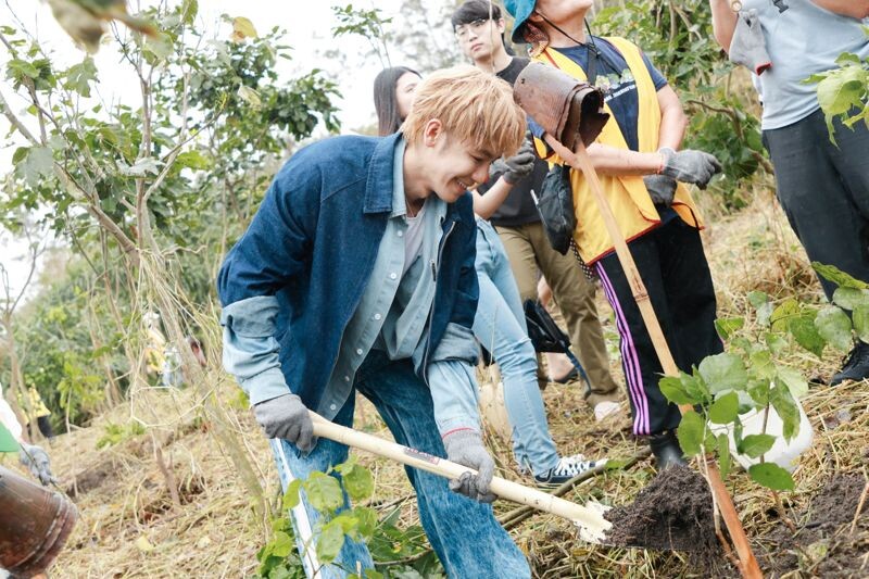 鼓鼓呂思緯帶粉絲一起種下1,200棵樹苗。（相信音樂提供）