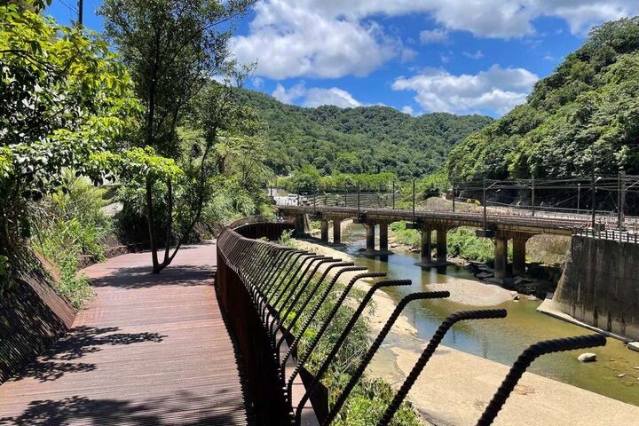 ▲橫跨溪谷間的懸臂棧道可觀賞河谷風光。　圖：新北市政府觀光旅遊局／提供