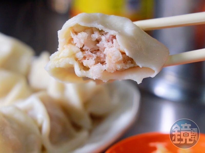 水餃肉餡新鮮有汁，高麗菜甜脆不爛。