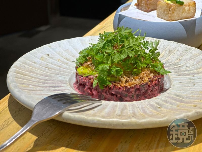 「甜菜根韃靼Beetroot Tartare」中間有一顆隱藏的油封蛋黃，酸酸的滋味佐上爆漿蛋黃，口感充滿驚喜。（320元／份）