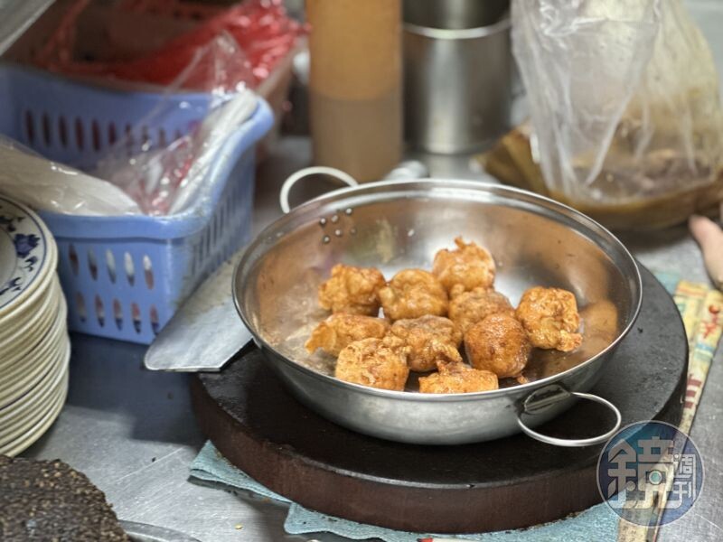 「炸花枝丸」外皮金黃酥香，裡頭有魚漿的軟彈，和花枝塊的甜脆。（200元／份）