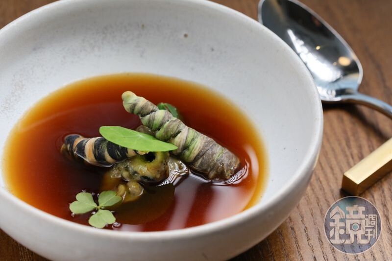 靈感來自蓬萊閣酒家菜的「香草奶油海螺、海鮮清湯、梅爾檸檬」，以巧妙方式融入螺肉清甜。