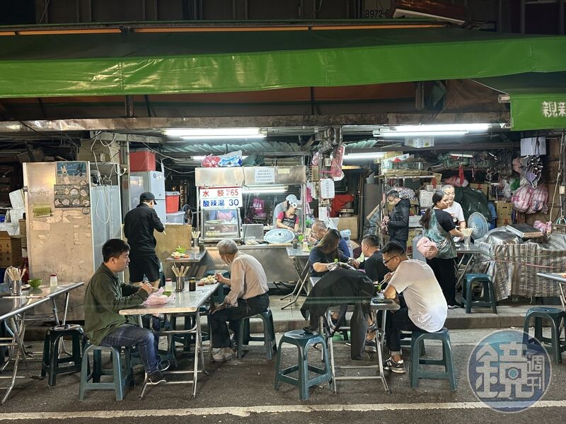 「Q皮水餃店」是夜市裡最資深的攤商，開業46年來，只專心賣高麗菜水餃和酸辣湯。