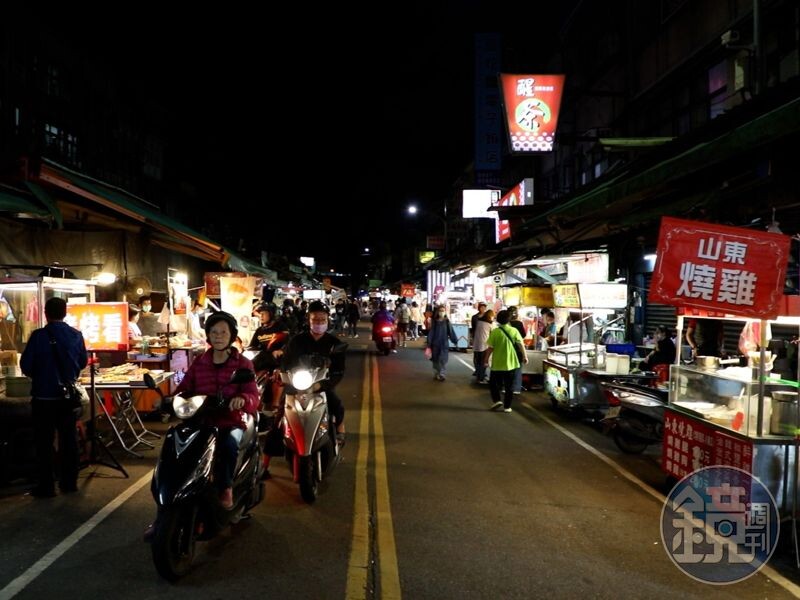 「社子夜市」白天是傳統市場，入夜後就是在地人的美食街，賣的大多是能填飽肚子的正餐。