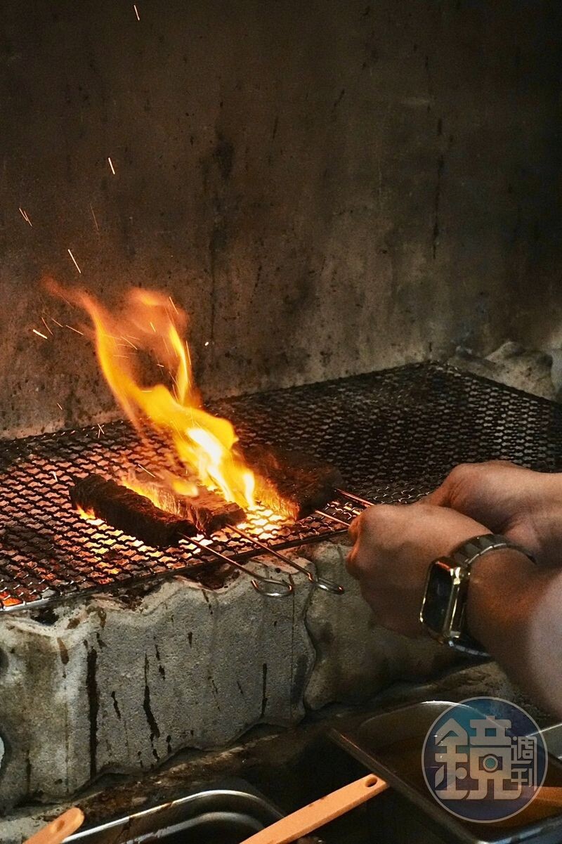 「香辣燒肉串串」完整展現主廚熟稔的炭火料理手法。                         