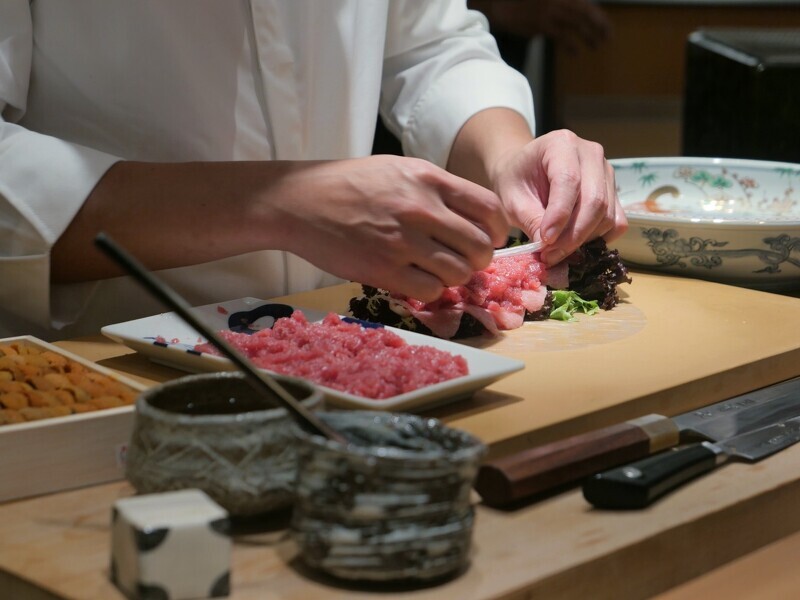 餐會菜單設計巧妙融合了日本飲食文化中的細膩技法與法式料理的複雜層次，彰顯了仲嶺主廚在烹飪哲學上的深刻共鳴。