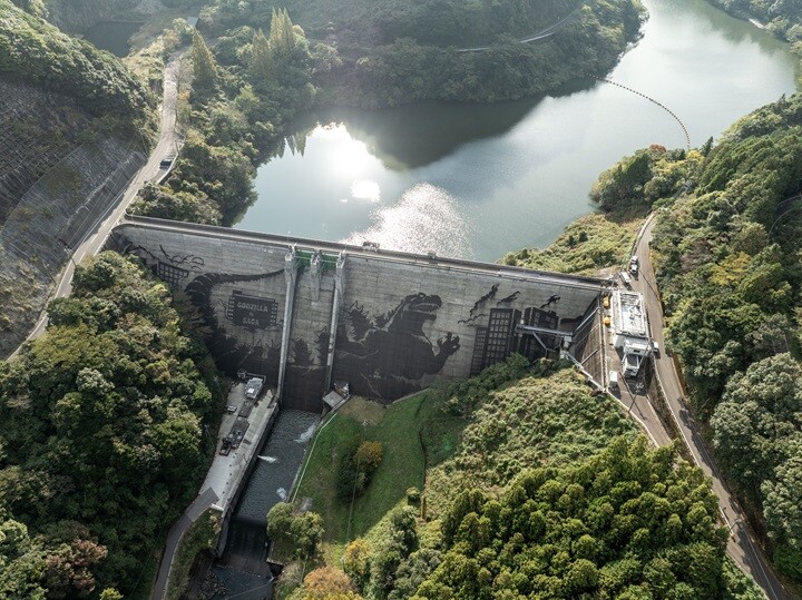 ▲哥吉拉出現在嬉野溫泉的大水庫壁面上，可說是日本國內首度的水庫藝術創作。　圖：TM & © TOHO CO., LTD. Karcher Japan／提供