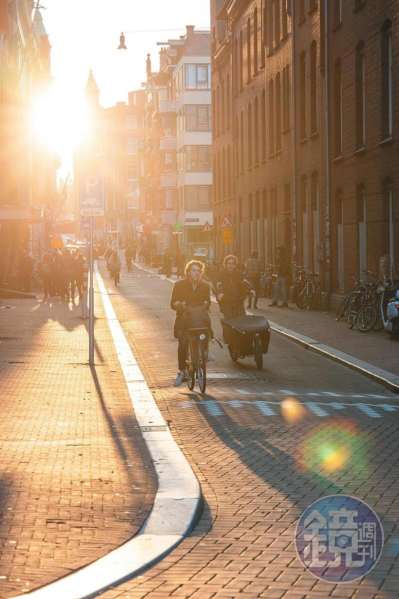 不論運貨、上班、通勤或接送小孩，單車都是荷蘭人最不可或缺的交通工具與生活態度。