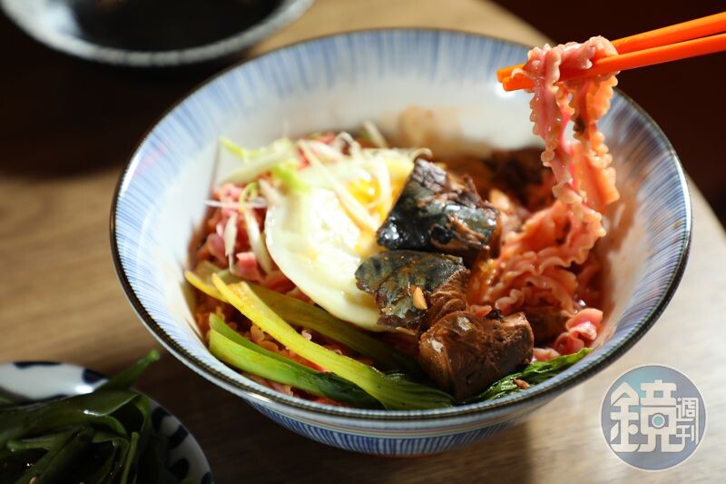 夜宵森食屋發想自「颱風麵」的「茄汁鯖魚麵」，除魚罐頭、蔬菜與雞蛋等標配，還選用屏東製作的紅龍果麵。（150元／碗）