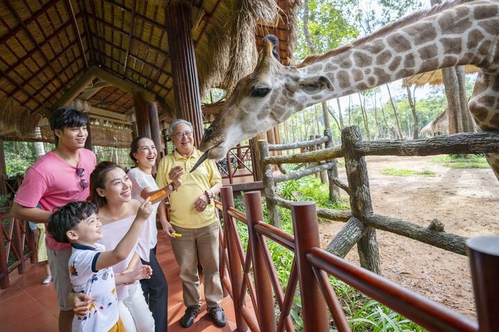 ▲珍珠野生動物園，旅客在園內可進行餵養動物等互動體驗。　圖：樺一旅行社／提供