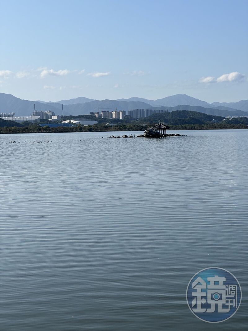 清晨的鏡浦湖幽靜美好。